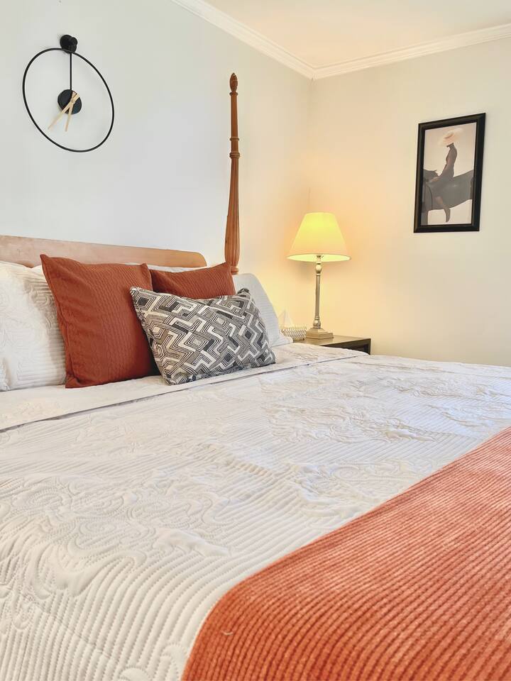 Near Casino-KING Bed-Heated Pool/Jacuzzi/Sauna-Spa