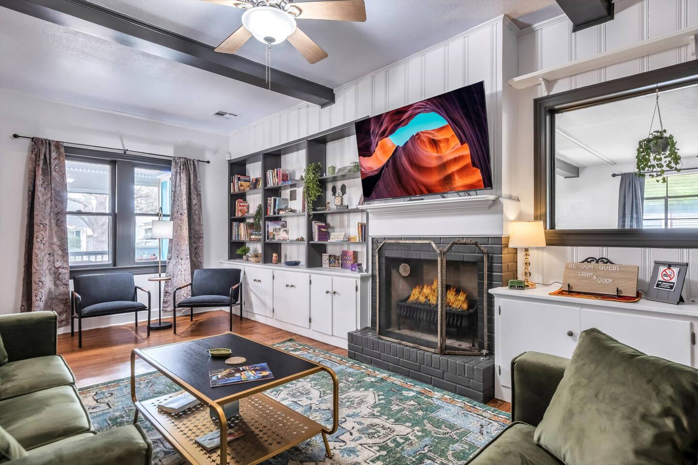 Large home with hot tub, arcade, & TV in each room - Holiday Home