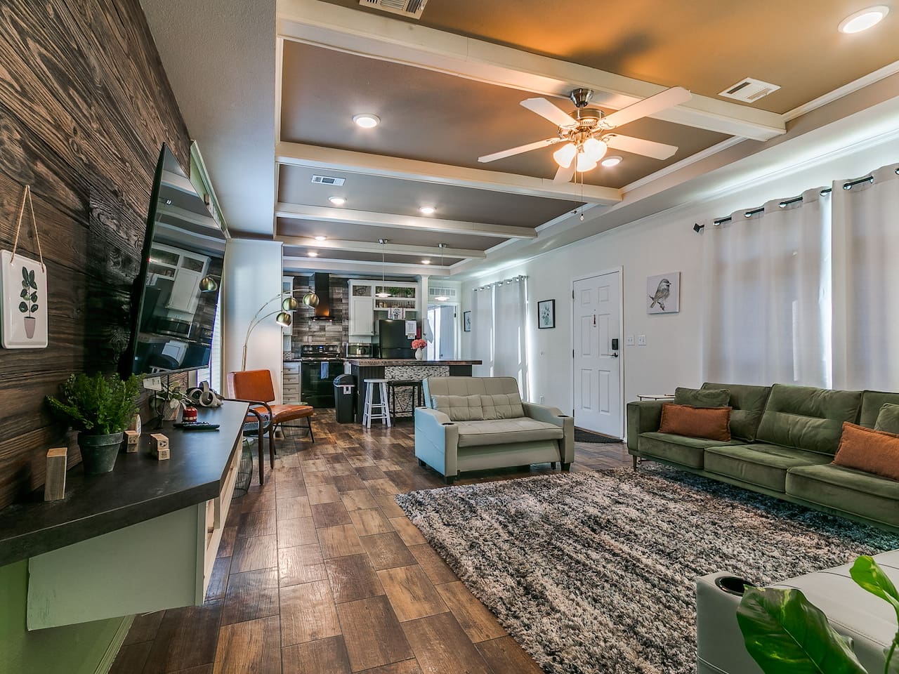 Misty Woods Escape with Hot Tub + TV in each room.