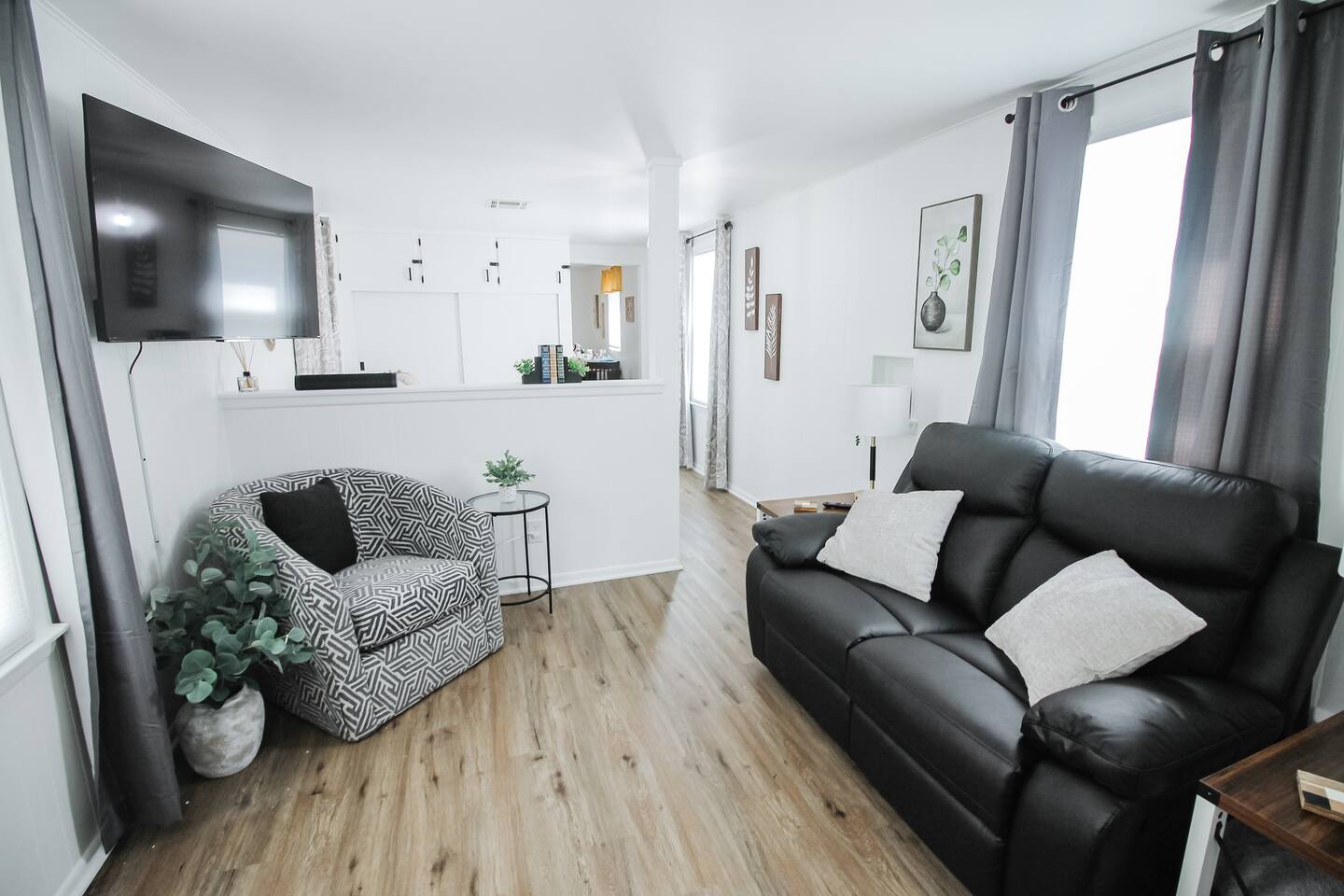 Central Location with In Home Washer and Dryer - Holiday Home