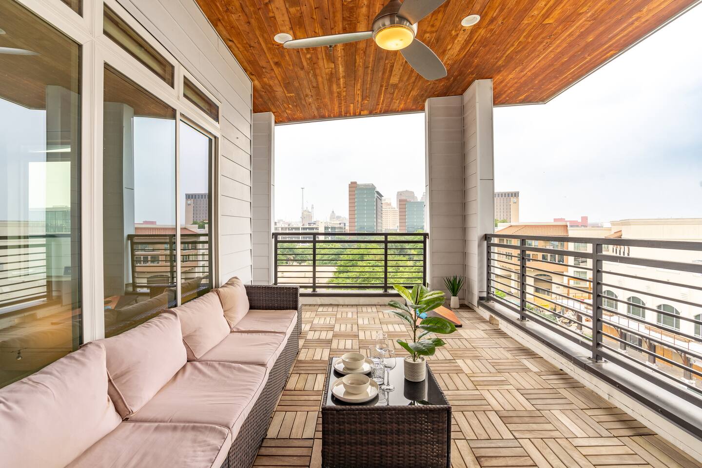 TopFloor RiverWalk Penthouse-Pool Gym Free Parking