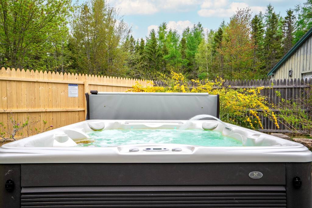 Southwest Harbor | Hot Tub | Fire Pit | AC | W/D