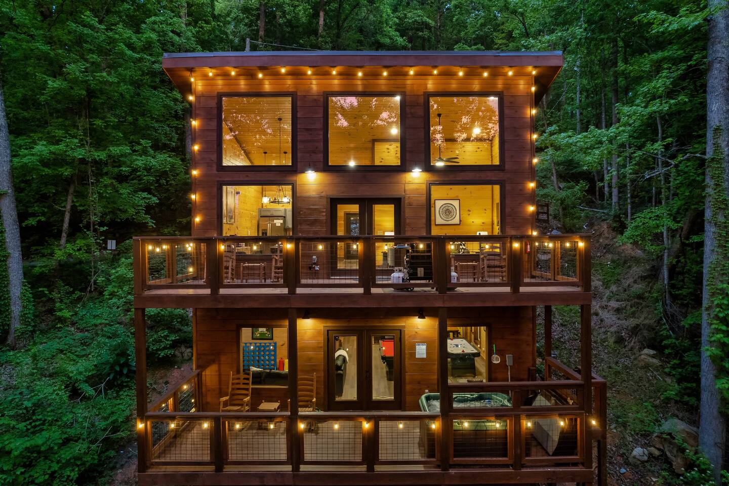 Dreamy Secluded Cabin + 5 mins to Town + HotTub