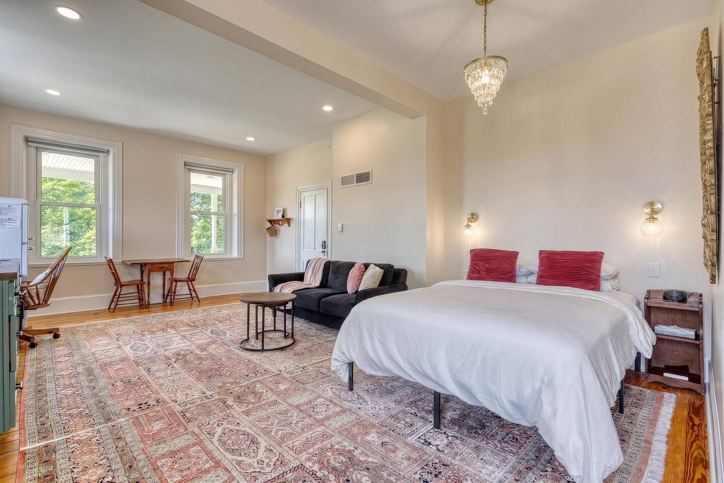 The Finney House : Suite 101 - 1st Floor Studio