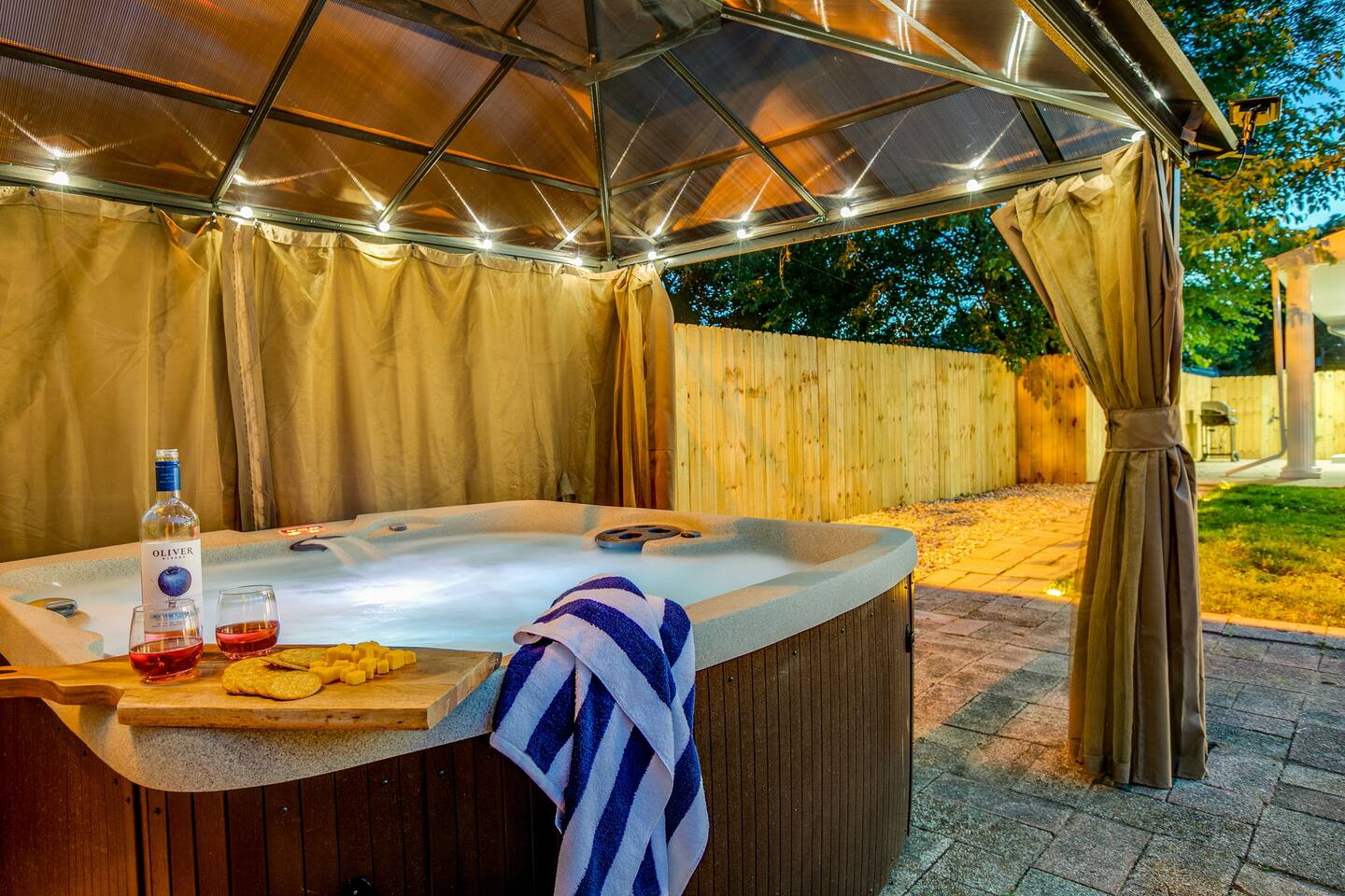 1 Mi to Notre Dame | Spa | Fire Pit | 2400 sq ft