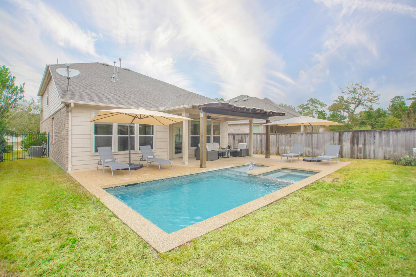 Family Friendly w/ pool, SPA, and BBQ terrace!