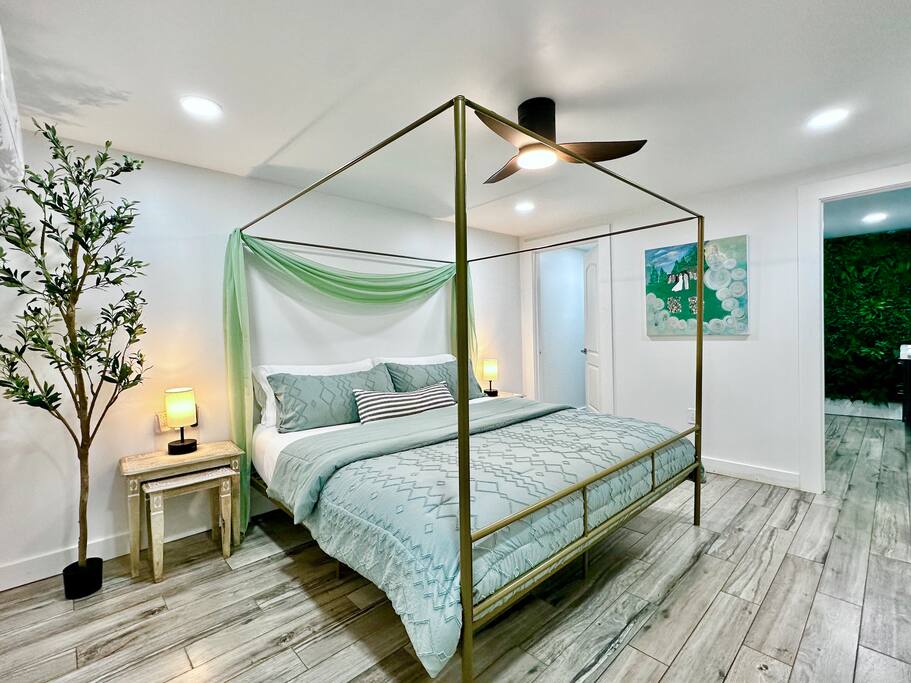 Walkable, 2 King En-Suites, Game Room, EV Charger!