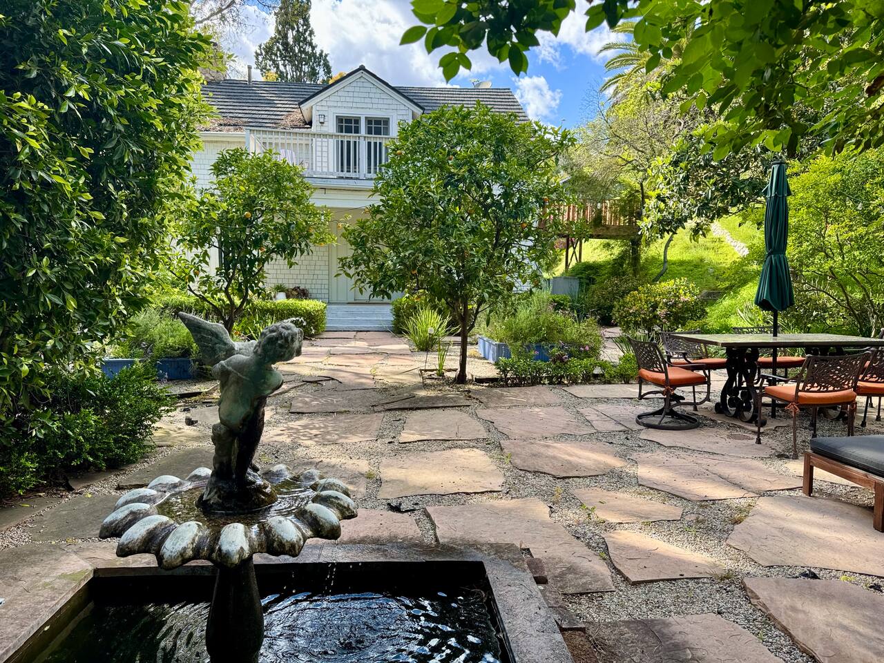 Beautiful Garden Home Steps from Hollywood