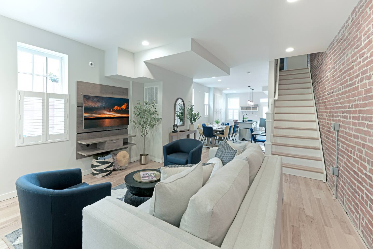 Upscale Old Town Retreat | Walk to King St Metro