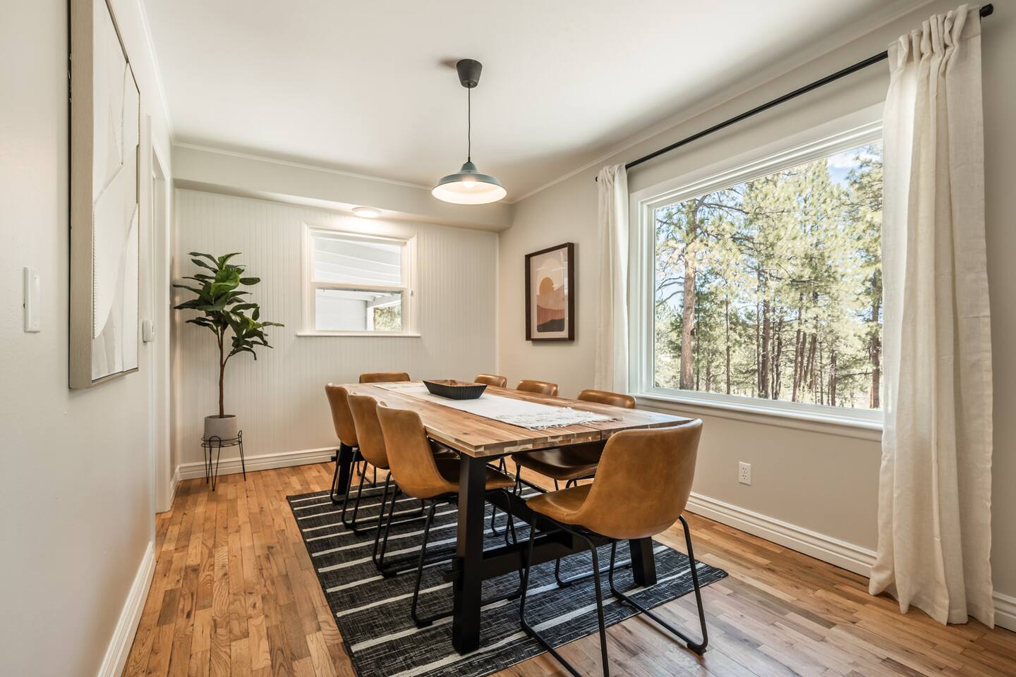 Soaring Pines 5 acres New Remodeled Family Cottage