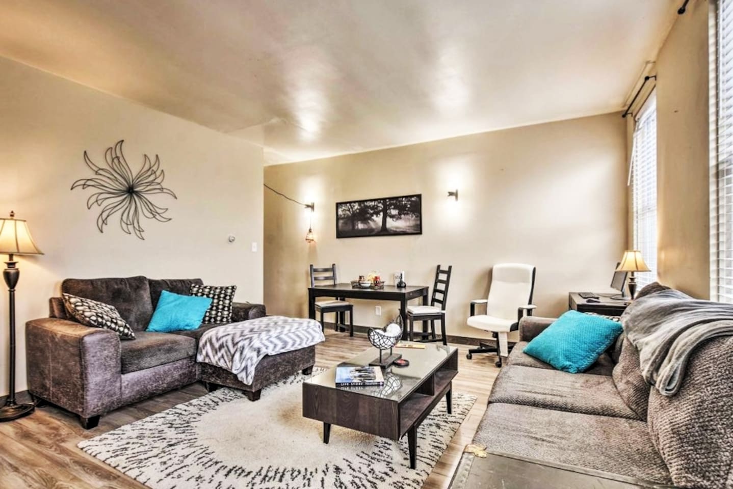 Private Balcony & Downtown City View