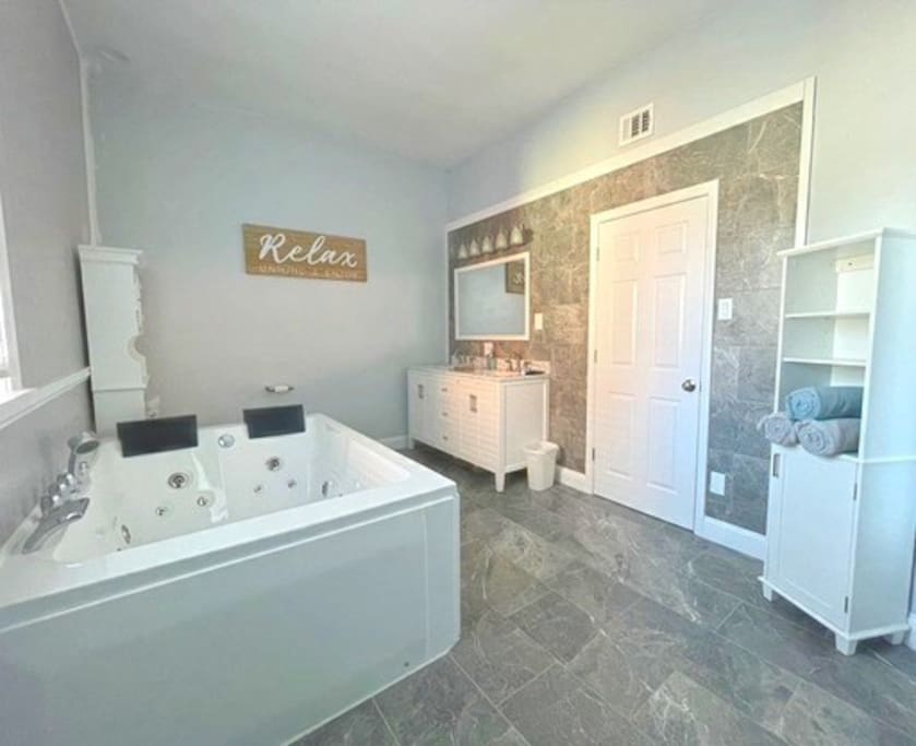 Apt 1- Spa Luxury 2 Bedroom Walkable to Downtown