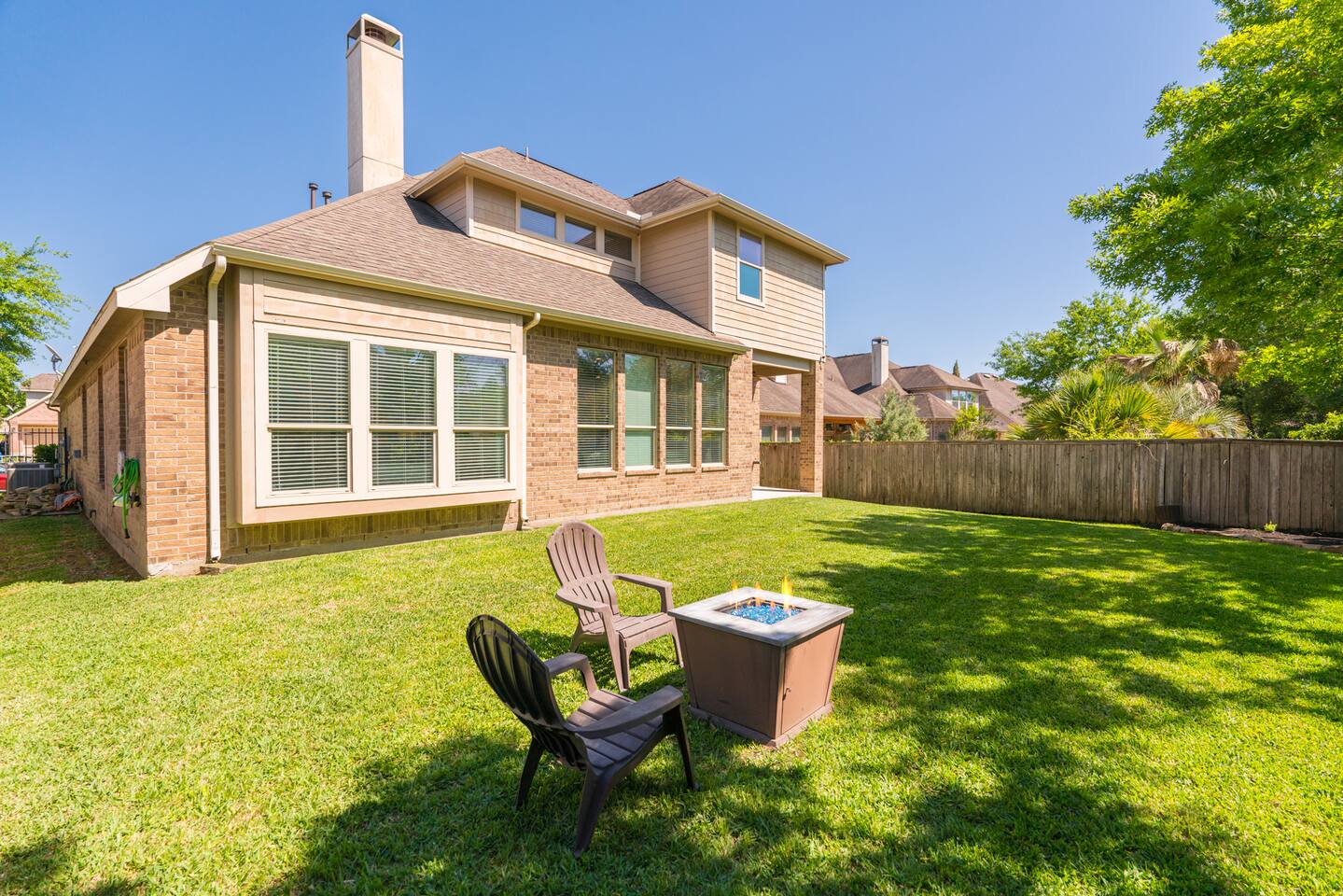 Bright 4 bdr w BIG backyard & Fire Pit!