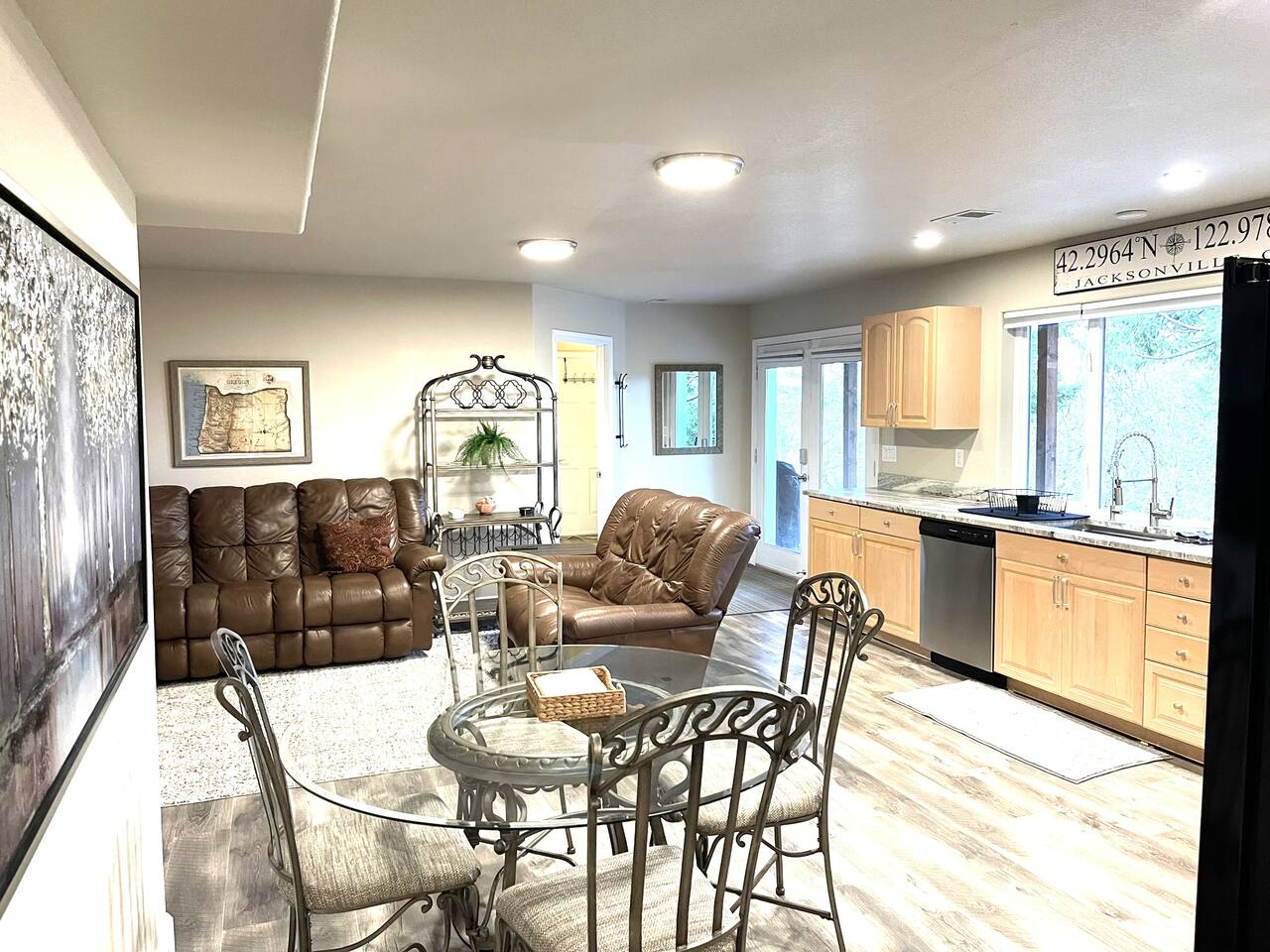 Hilltop Hideaway~Brand New~Amazing Views