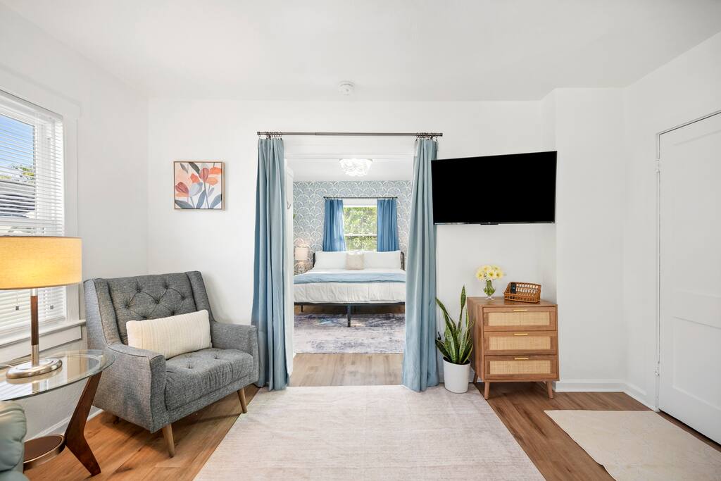 1/1 Affordable Downtown Pet Friendly Home