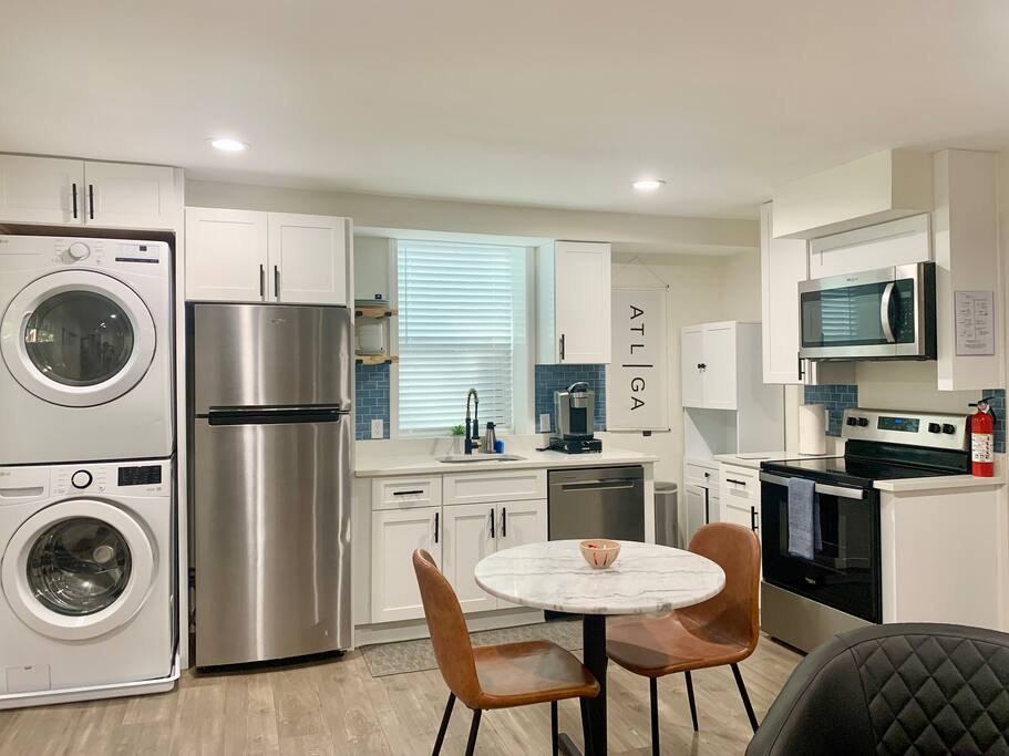New Kitchen ~ Downtown-10 min ~ Private Basement