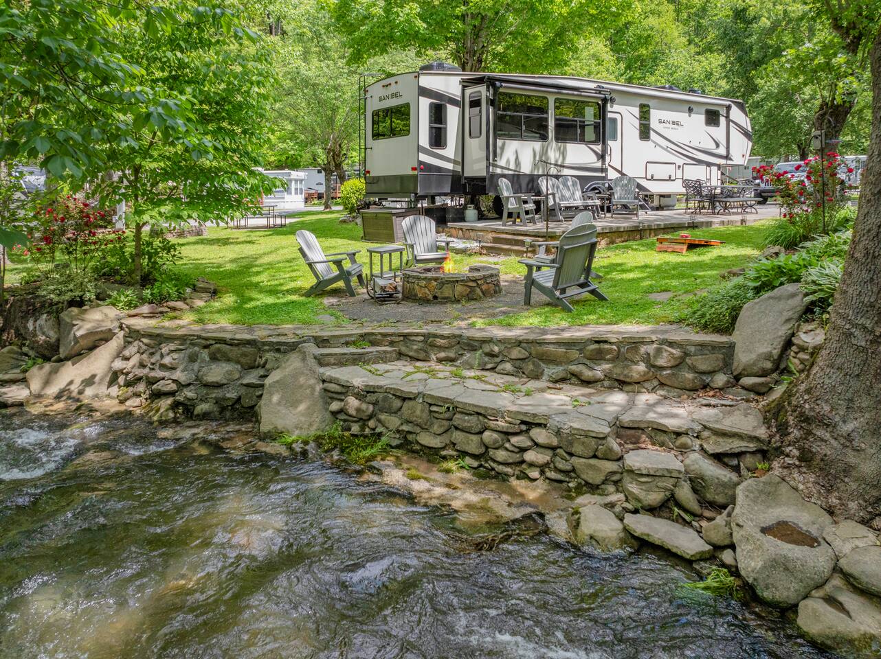 Luxury Creekside Retreat: RV in Gatlinburg,Tn