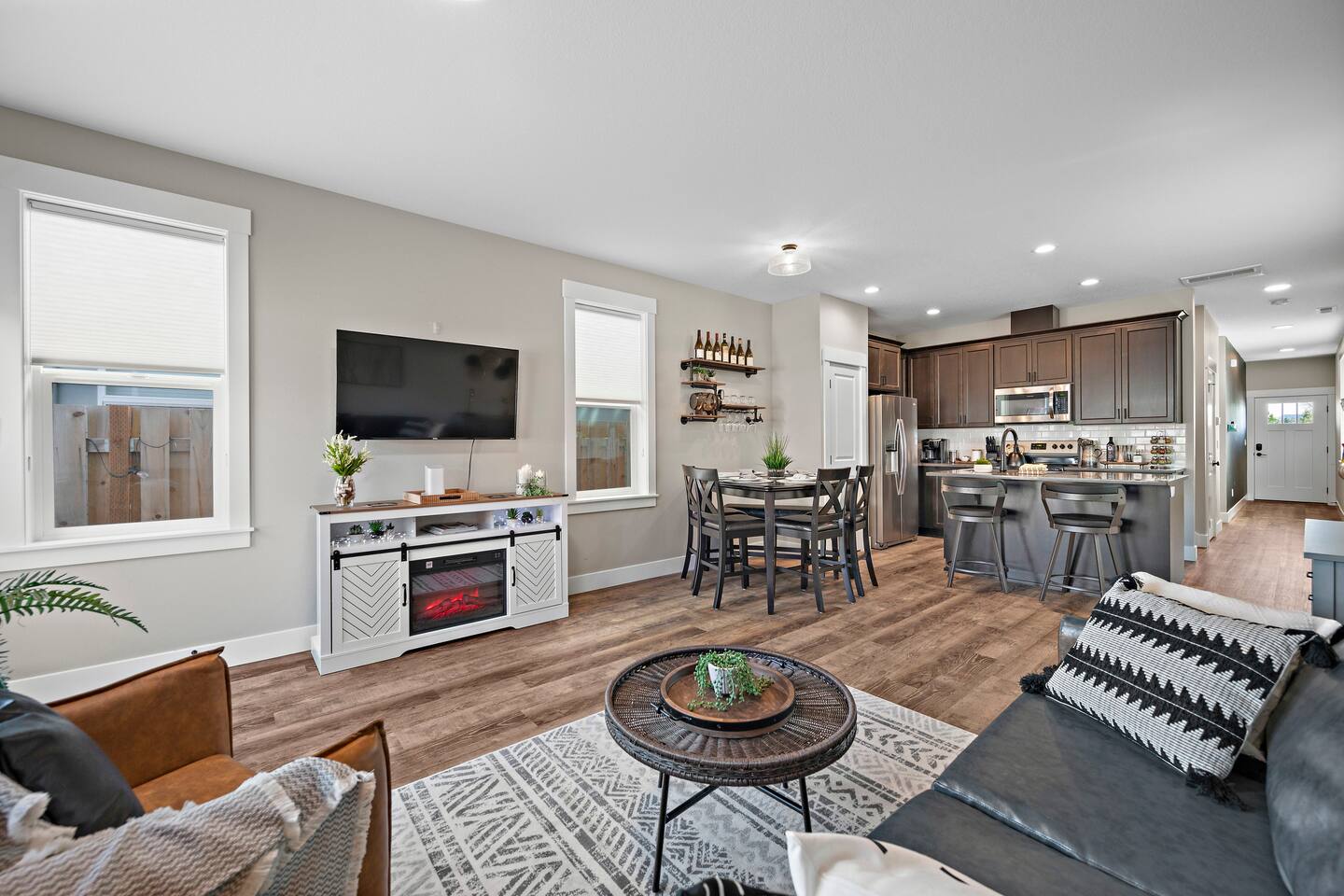 Carlton Townhouse 6 Dog-Friendly | 1 Blk Wine-Dine