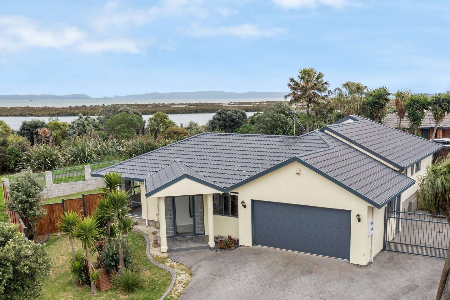 Stunning Sea View Home Very near to AKL Airport