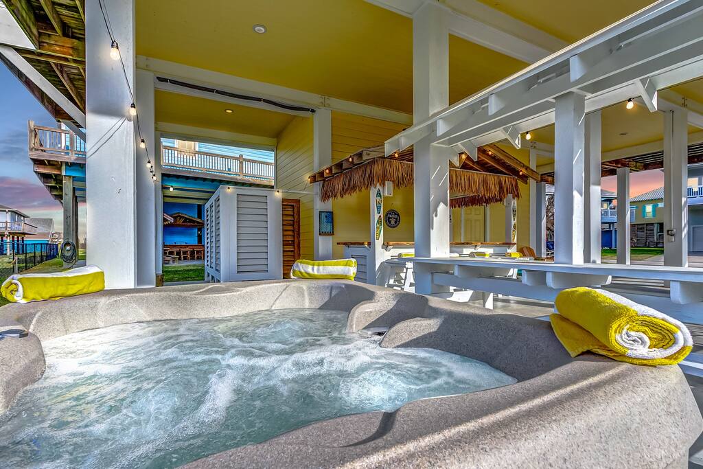 3rd Row View, Sleeps 14, Hot Tub, Decks, Pets, Lux