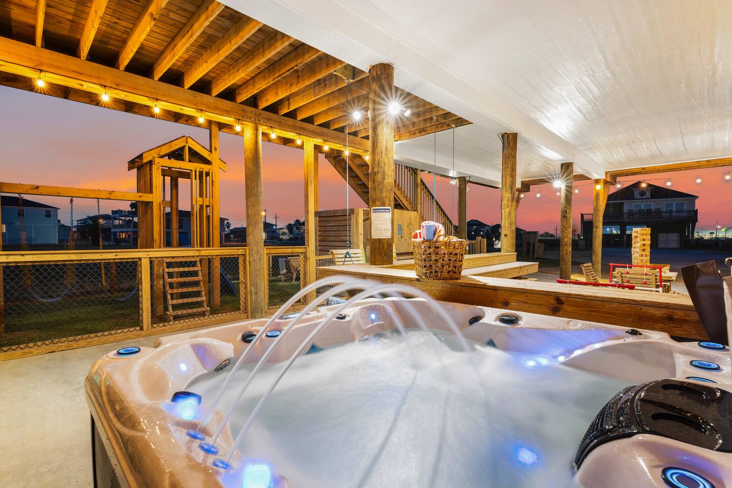 Sleeps 20, Hot Tub, 4 King BR, Pets, Decks & Games