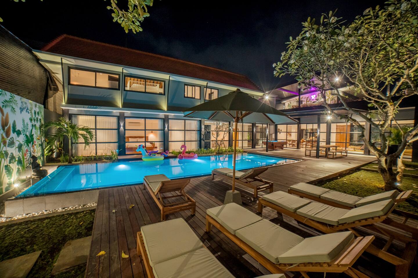 Majestic 4BR in the heart of Canggu with Sauna&Bar