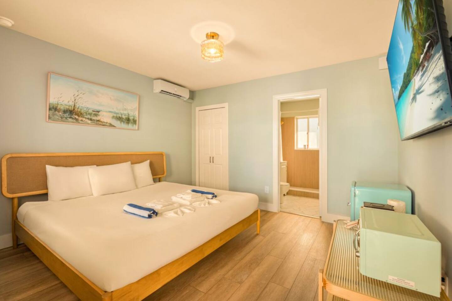 Cozy beach stay overlooking pool