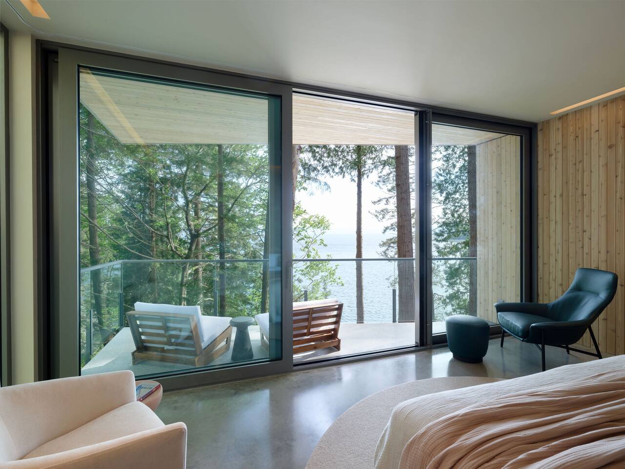 Tsuga Beach Inn - Kinnikinnick Suite - Waterfront