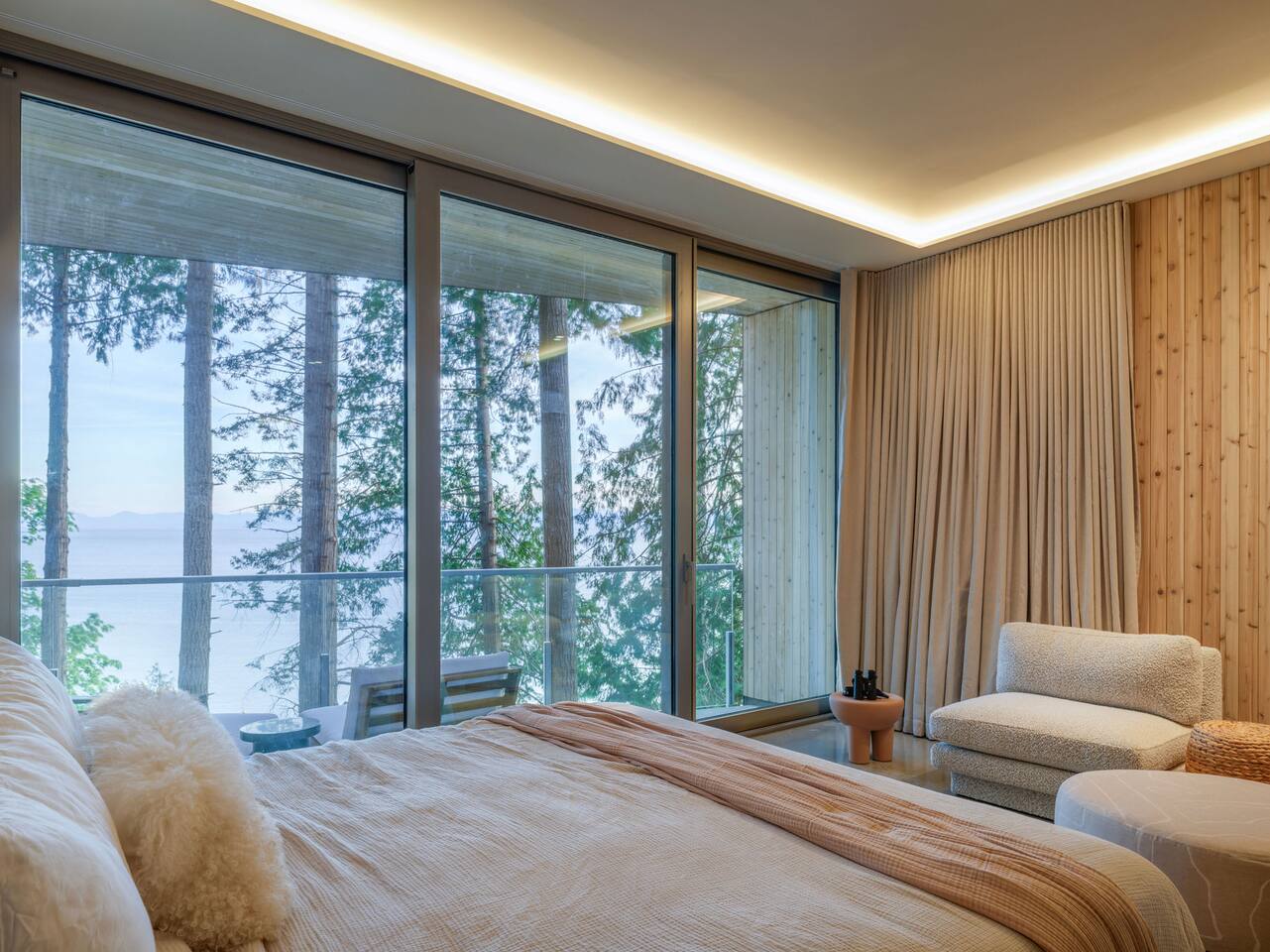 Tsuga Beach Inn - Salal Suite - Waterfront