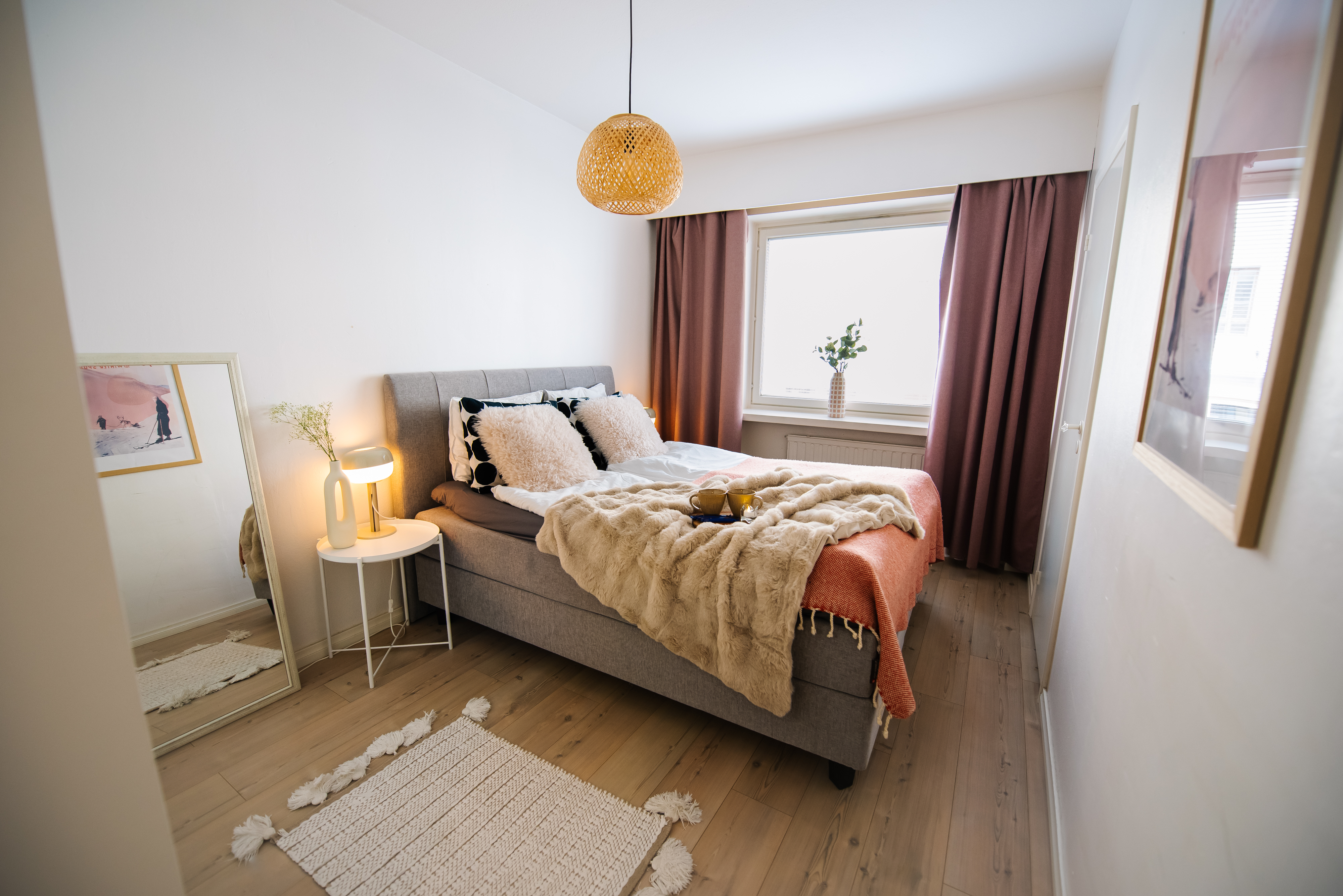Urban Arctic Elegance: 2-Room Stylish Getaway