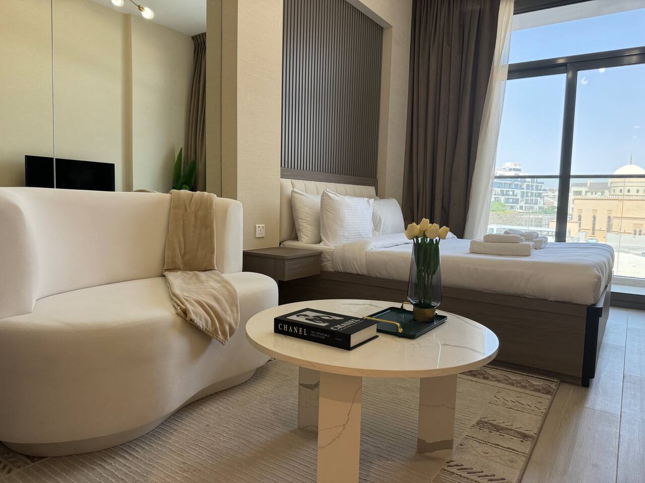 ASHRI HH, STANDARD STUDIO IN STUDIO CITY