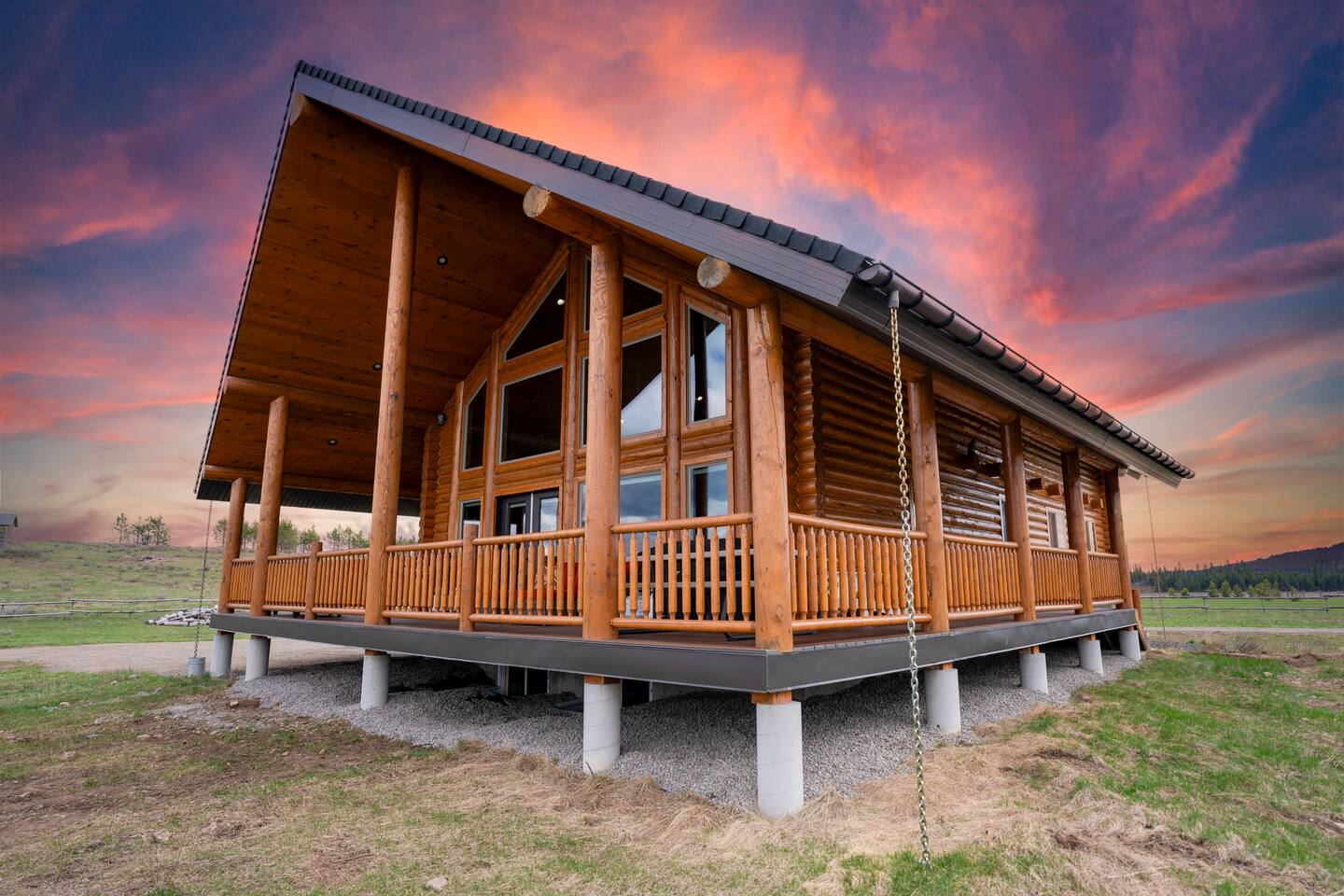 35 min from Yellowstone Lux Log Home with Hot Tub