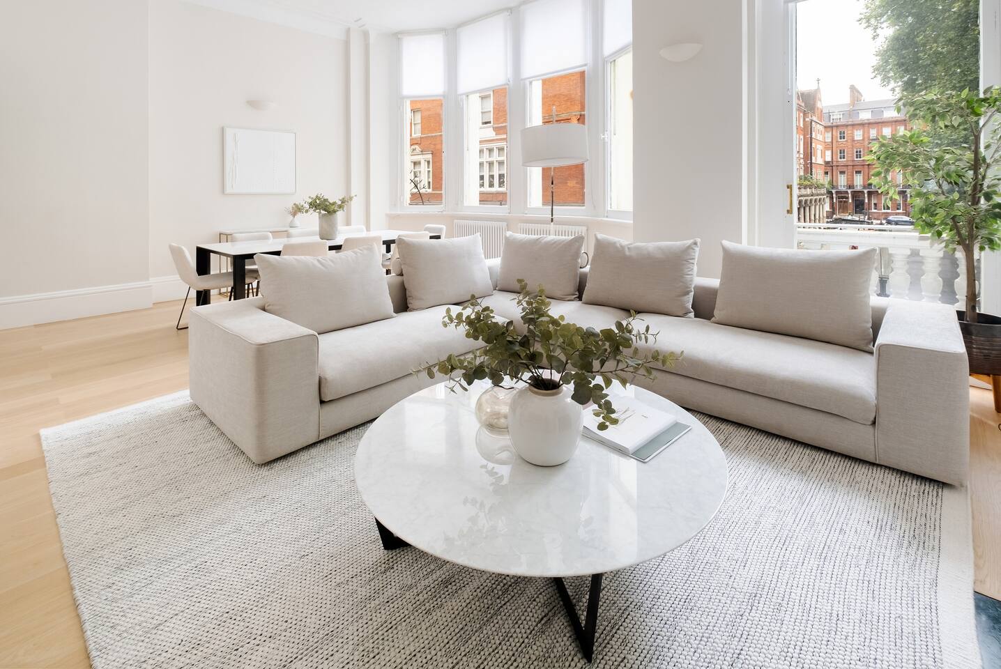 Spectacular Cadogan Square single-level flat w/AC