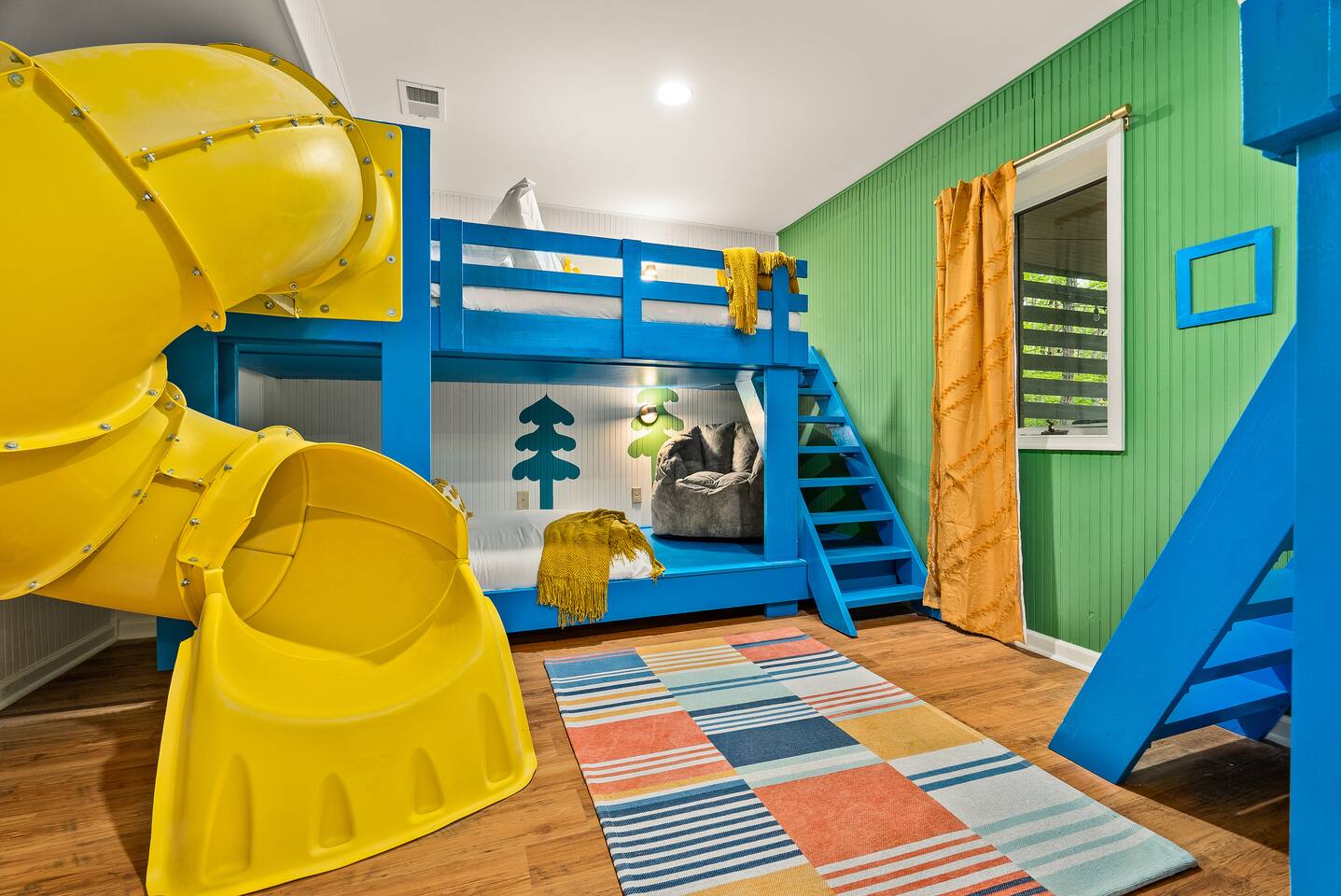 5BR Family Play Resort! Hot Tub, Mini Golf, Games!