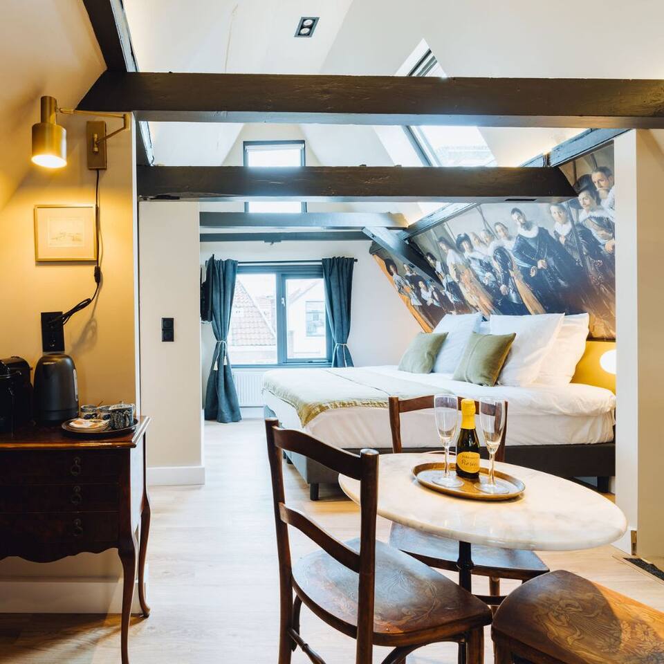 Luxury art-inspired loft in historic city centre!