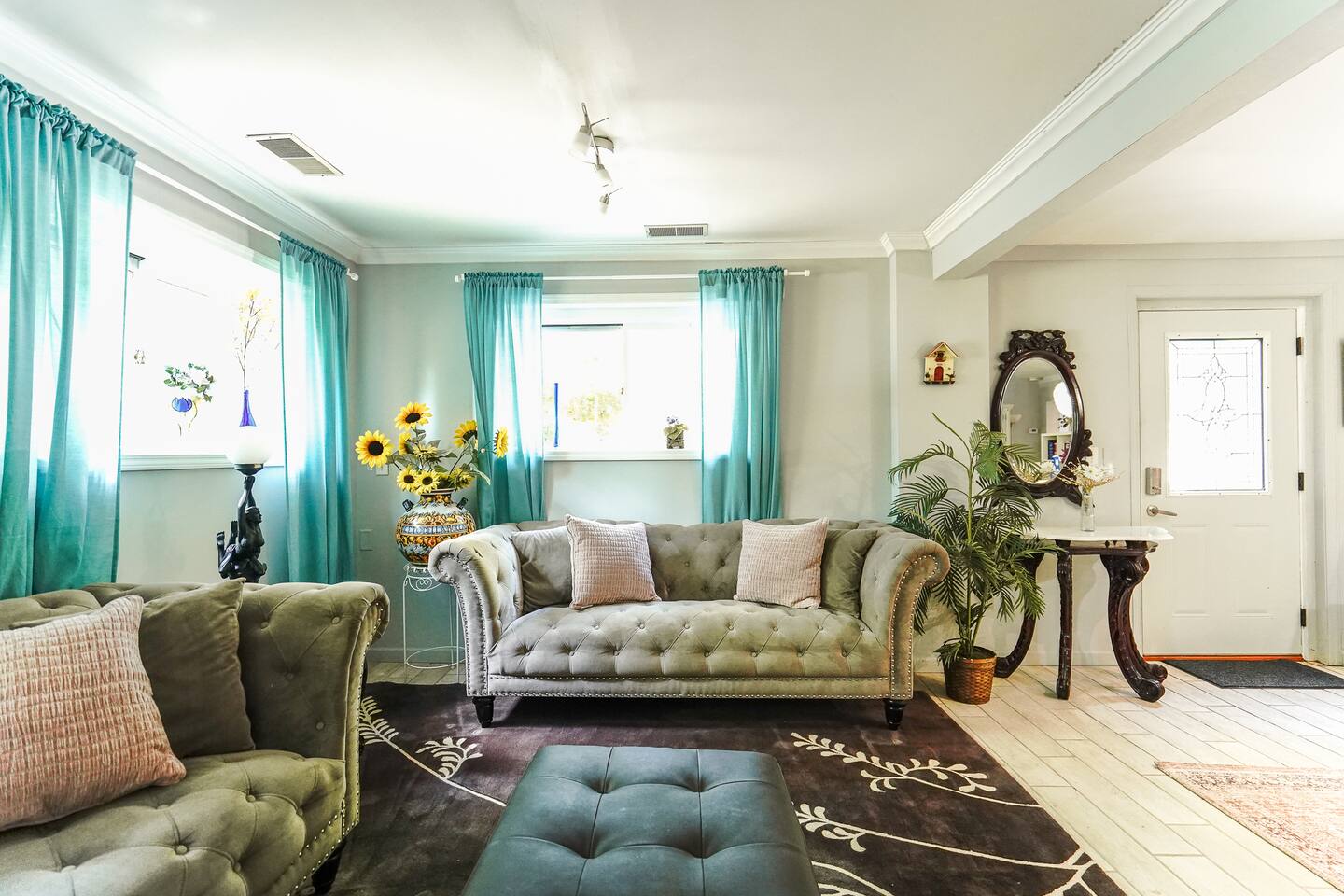 Private Basement Apt Near Arts Dist & Grand Park