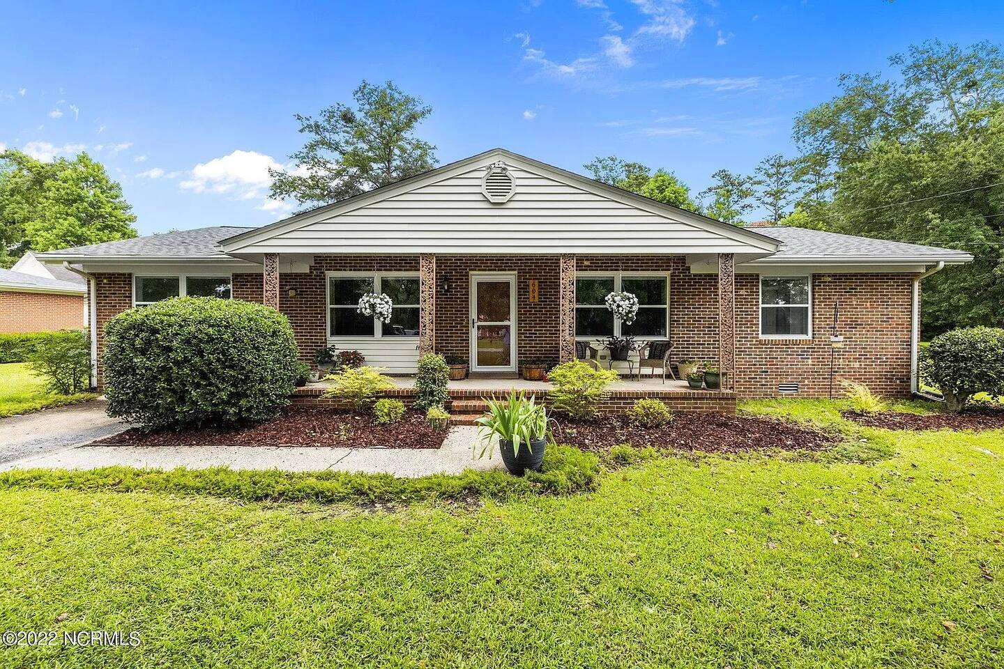 King bed, quiet family neighborhood, great yard