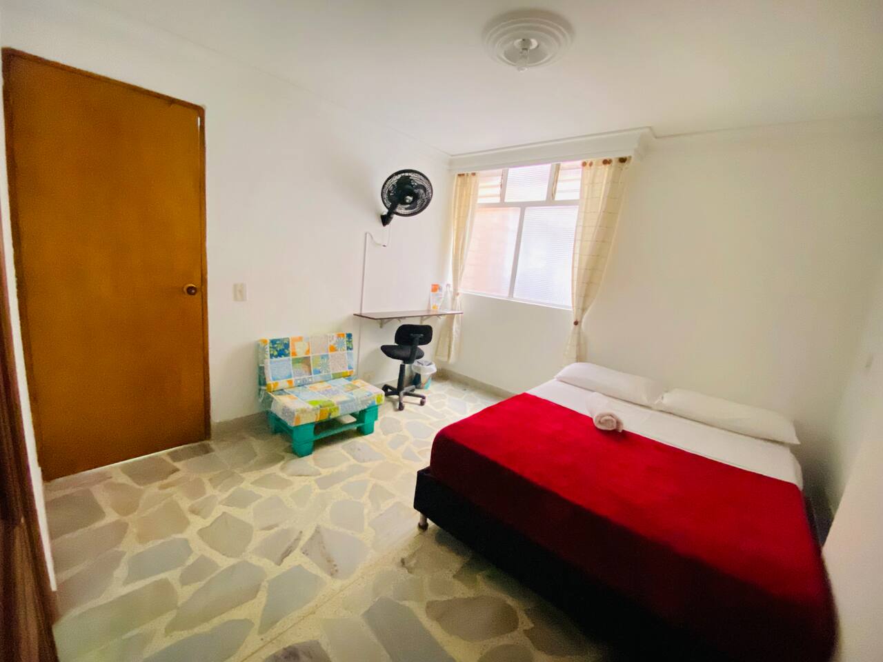 Living Poblado Manila 3029 Habitación Doble con Baño Privado