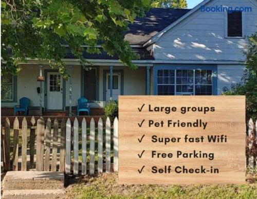Pretty Lakehouse for a Great, Inexpensive Getaway! - One-Bedroom House