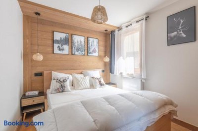 Bedroom with 160 cm double bed and fresh white linen