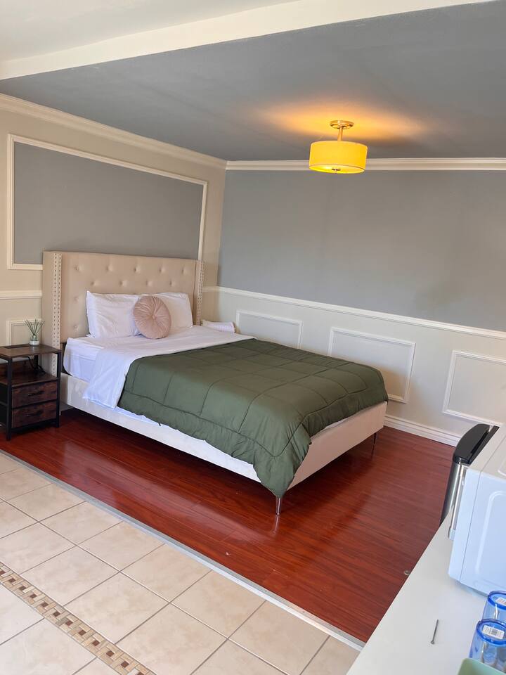 Studio Living,Quiet Neighborhood, Near Airport