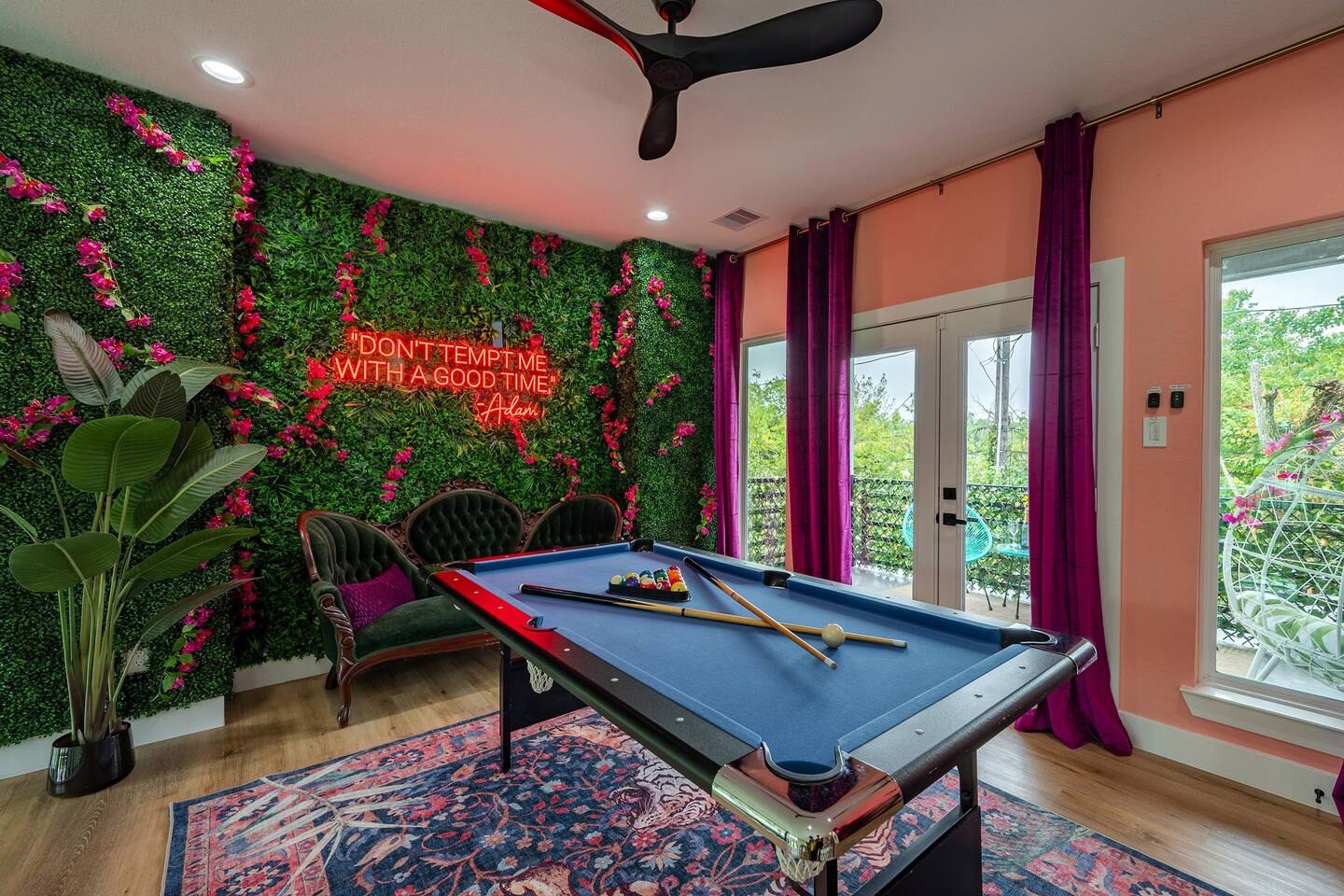 Garden of Eden - 12 BEDS - Hot Tub, Game Room, Neon Vibes