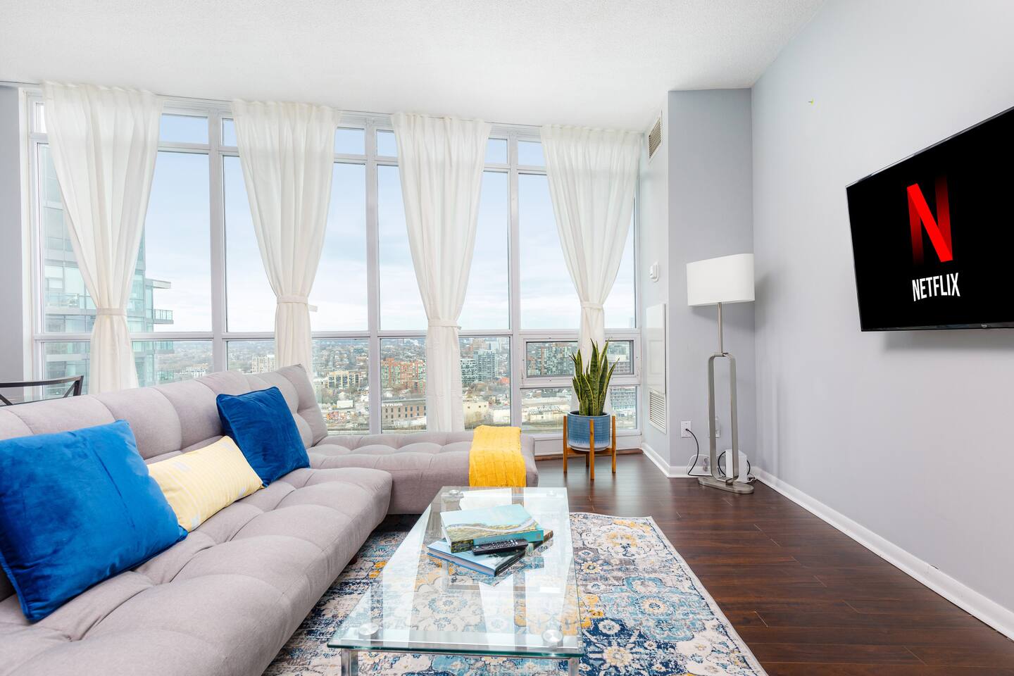 Designer Condo CN View| Downtown+Parking