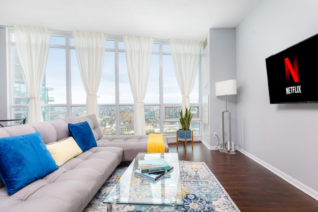Designer Condo CN View| Downtown+Parking