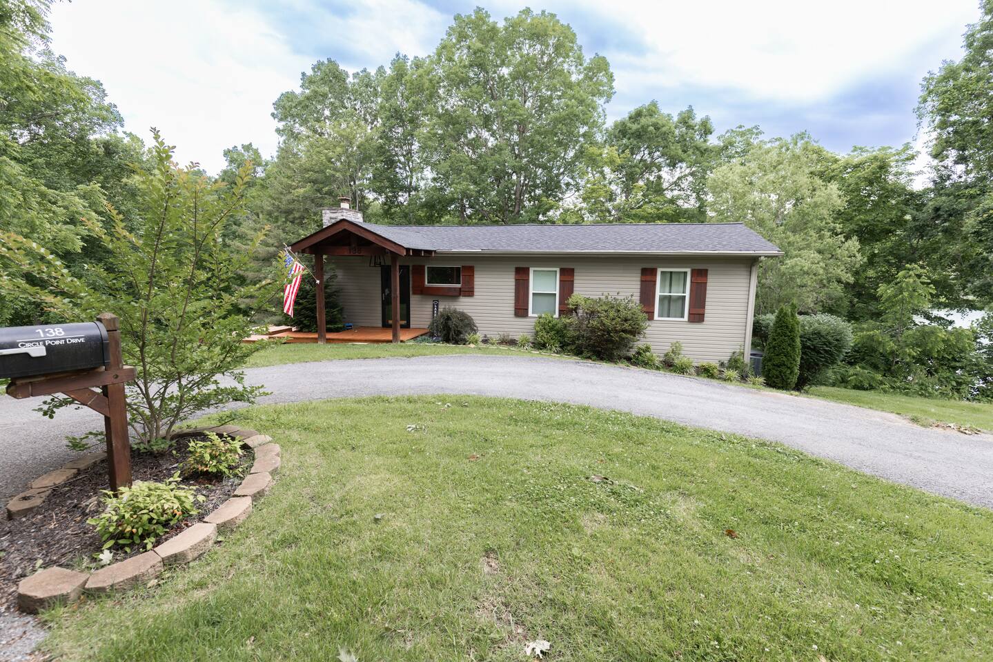 Cedar Cove Cottage-Lakefront-Norris Lake