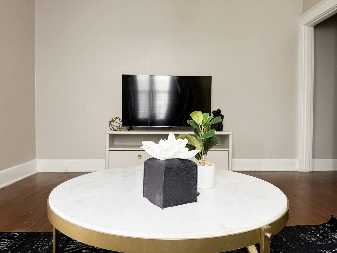 The Harrison B | KING 1BD/1BA Apt near Downtown photo 2