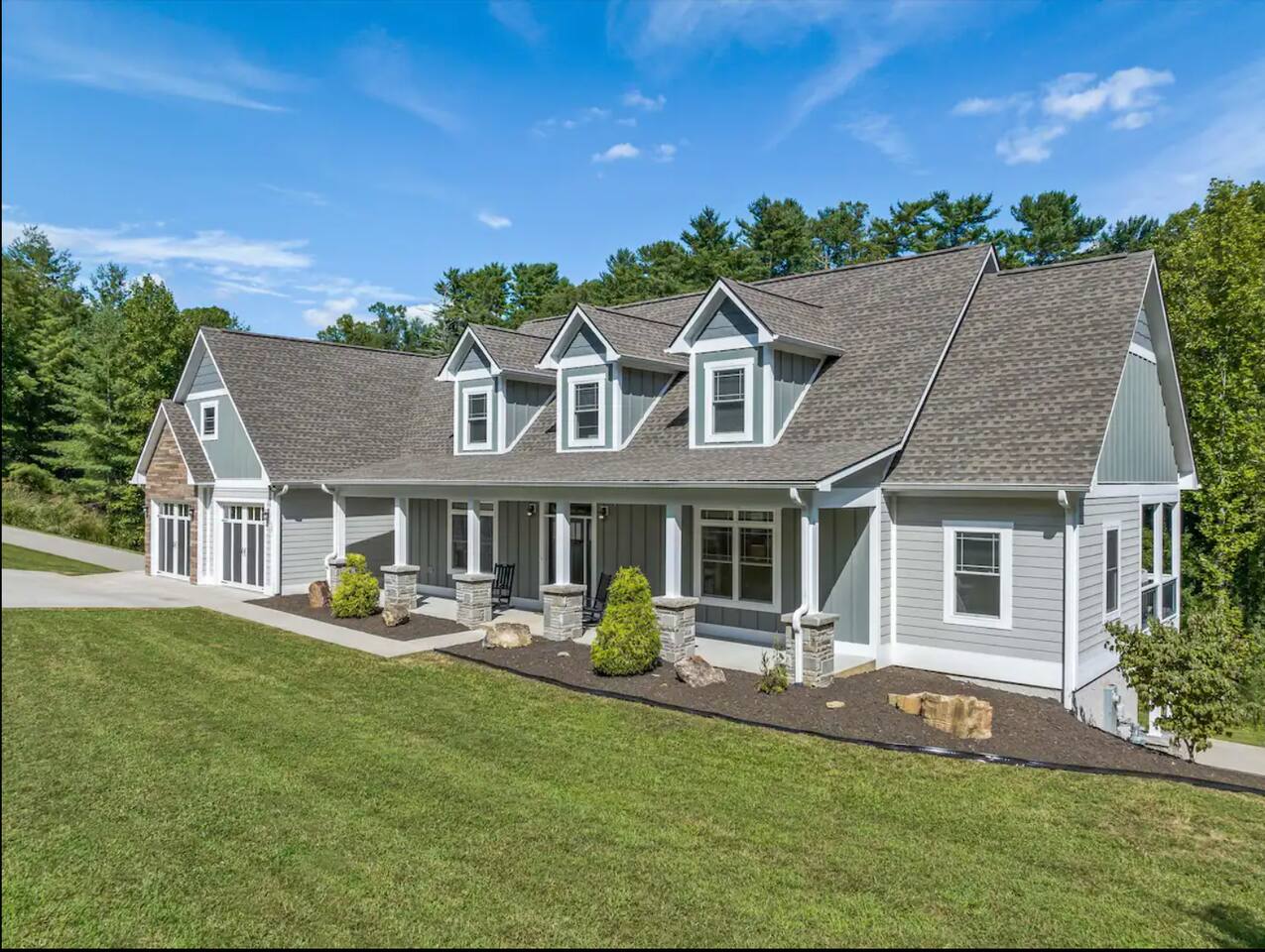 Welcome to your mountain retreat! Beautifully styled and private.