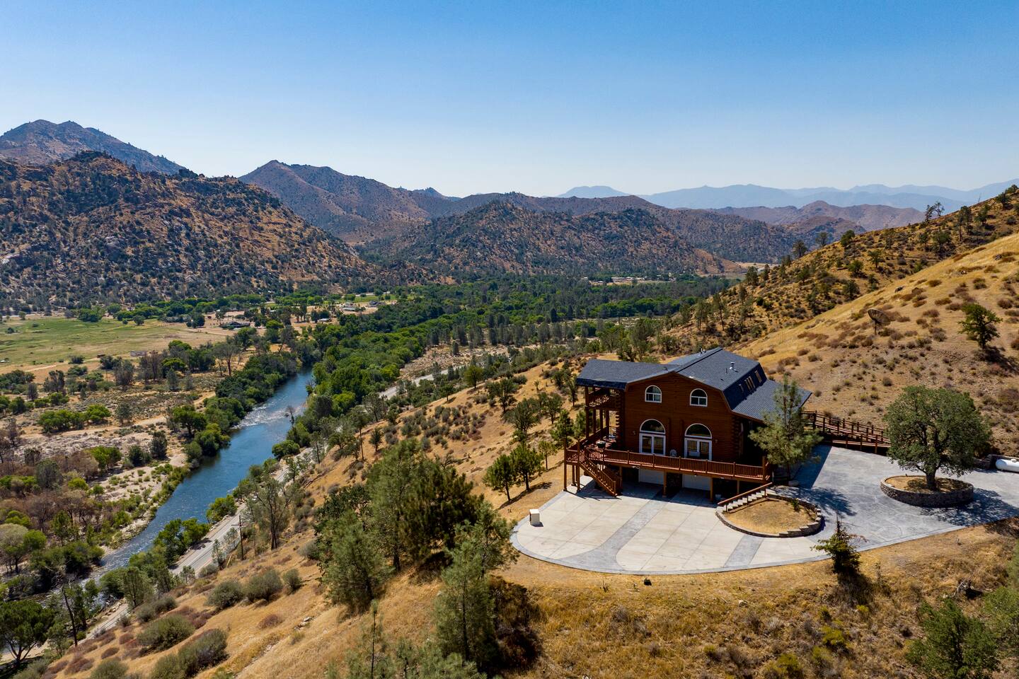 Large Log Home w/Epic Views, Hot Tub & Game Room