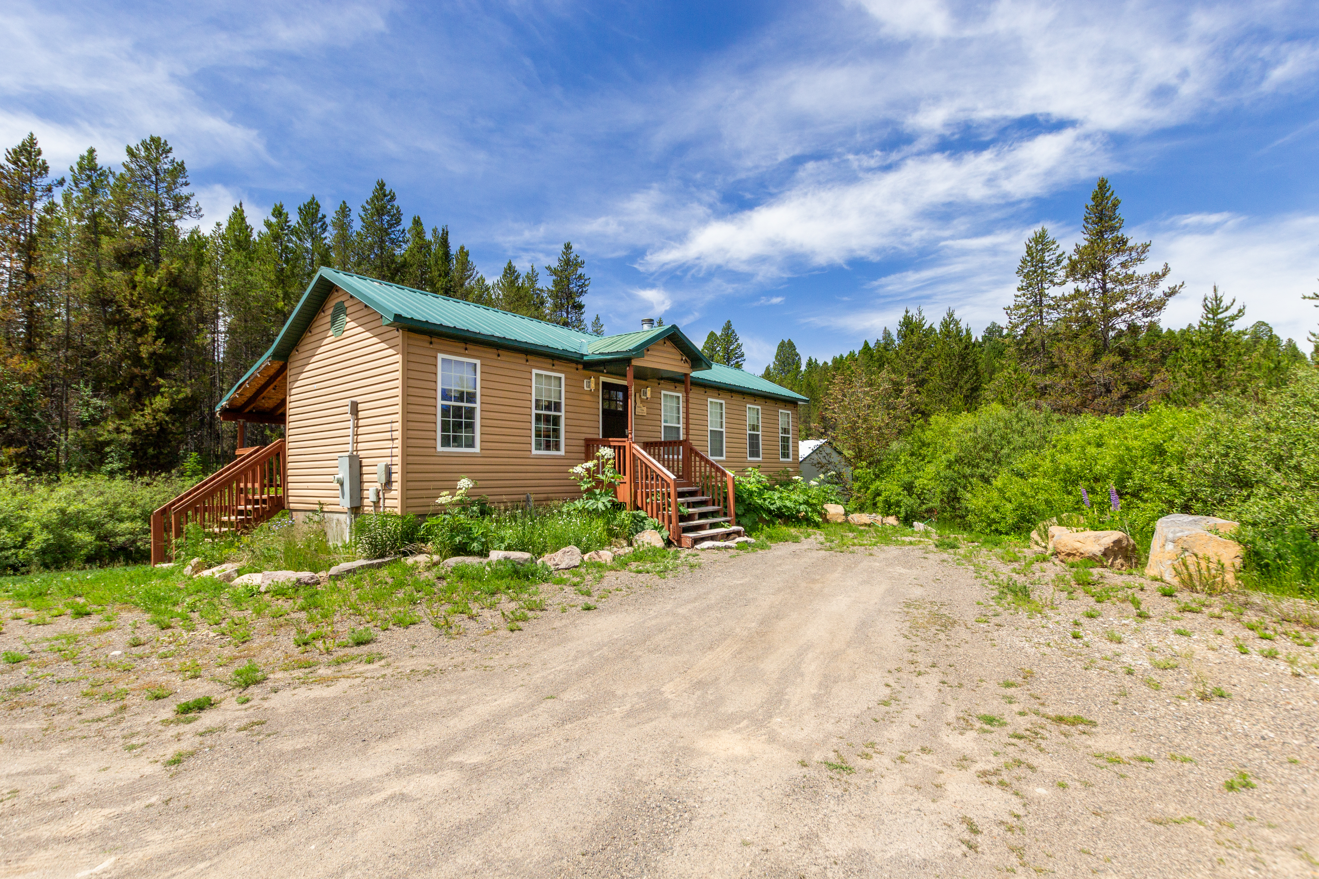 Feather Ridge | Cozy Creekside Cabin