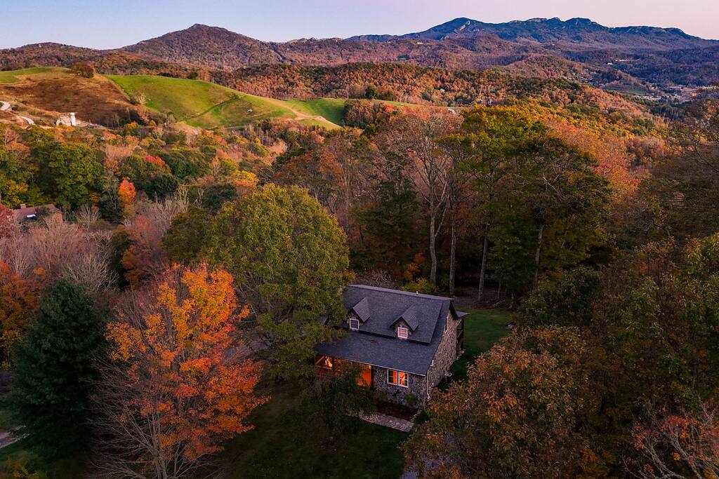 Lifes a Beech: Charming Cabin w/ Hot Tub + Game Rm